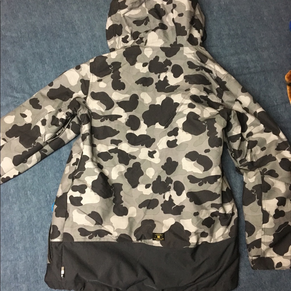 DC insulated Snowboarding Jacket. 10k waterproof - Picture 2 of 3